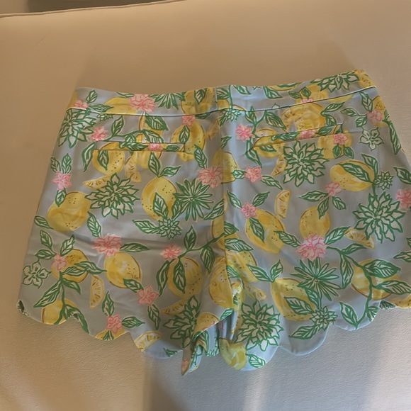 NWT Lilly Pulitzer buttercup stretch short in Make Lemonade print. - Picture 2 of 3